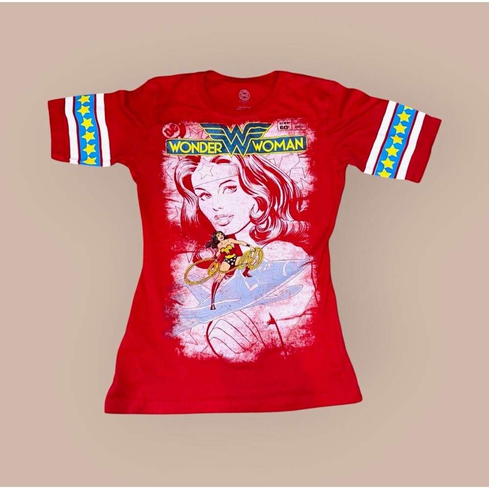 DC Comics Originals Wonder Woman Women’s Large Red Graphic T-Shirt Star Sleeves